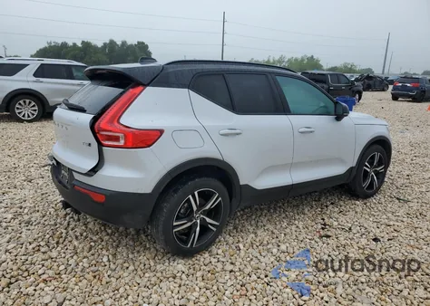 2021 Volvo Xc40 T5 R-Design z USA, uszkodzony, nr VIN YV4162UM6M2595553